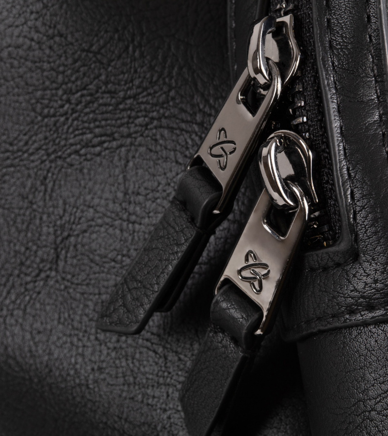 DUNE/ REEF DIAPER BAG BLACK CLOSE UP OF ZIPPER