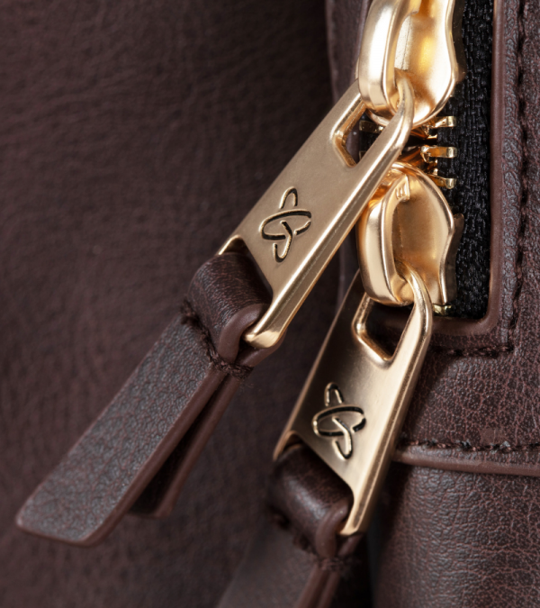 DUNE/ REEF DIAPER BAG COCOA CLOSE UP OF ZIPPER PULLS